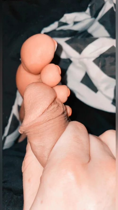 Love her toes on my dick mmmm π€ Love her toes on my dick mmmm π€
