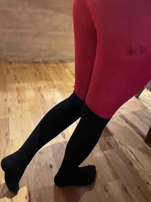 Love mixing pantyhose with knee socksπ