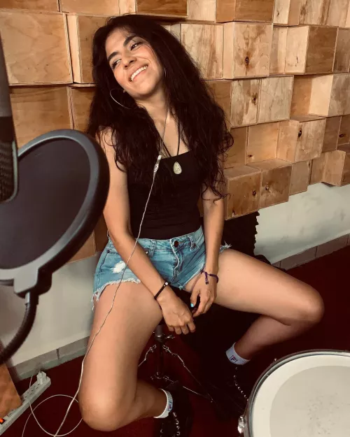 Love my denim shorts 🥺 but where should I be sitting? 🤔🤭