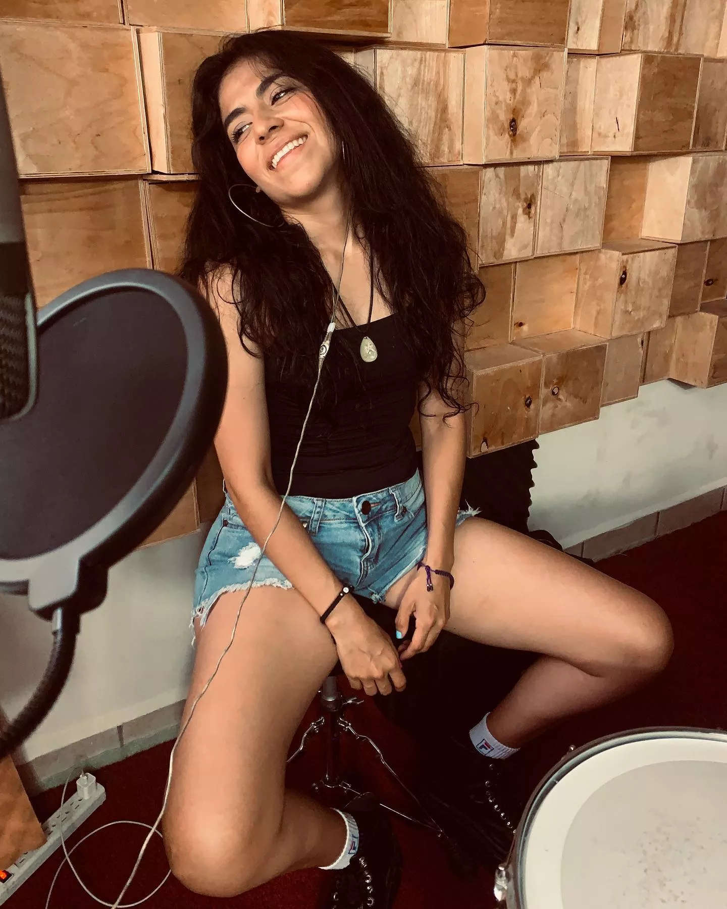 Love my denim shorts 🥺 but where should I be sitting? 🤔🤭