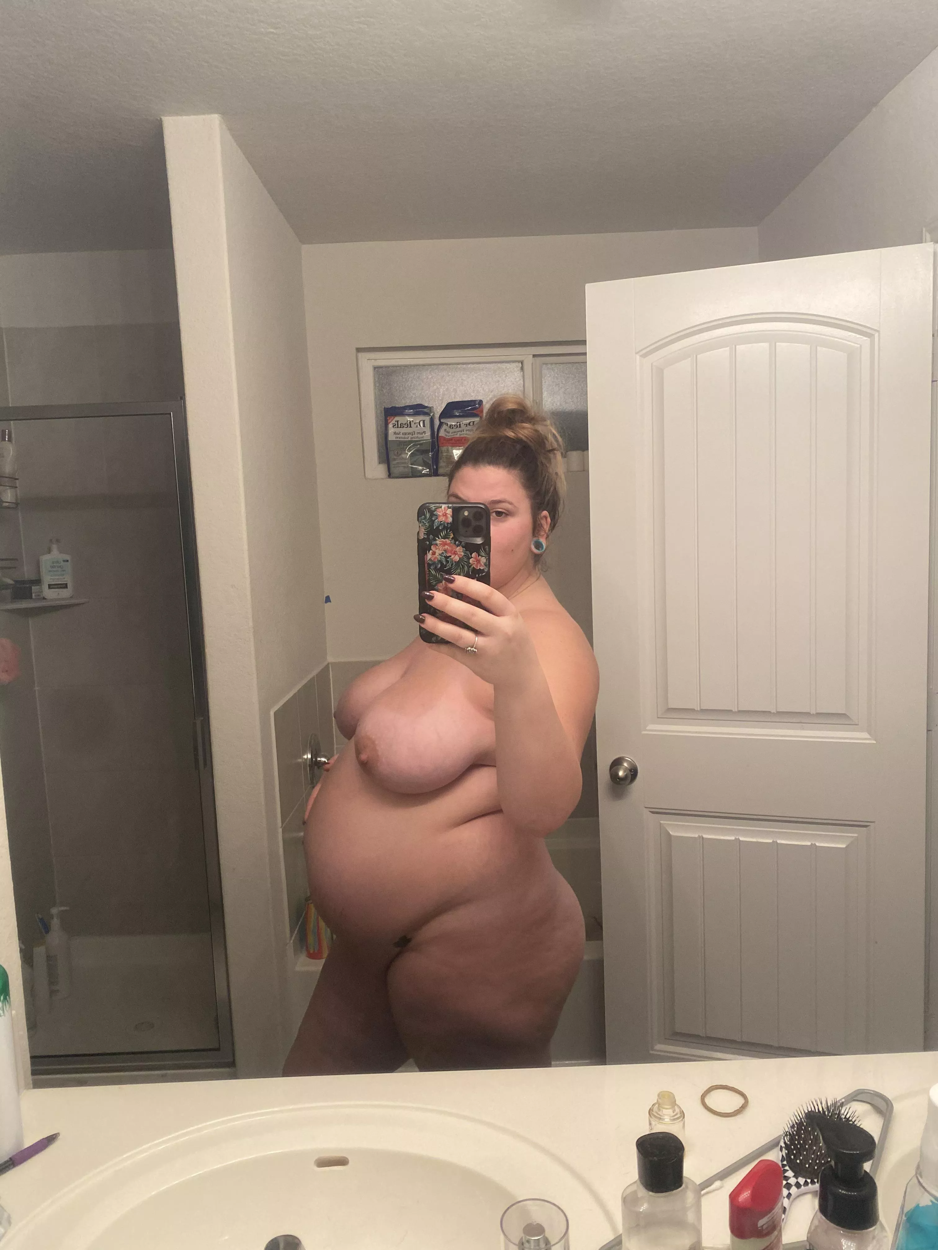 Love my pregnant body, 24, 240, 5’9”