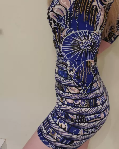 Love the hug of this dress πππ