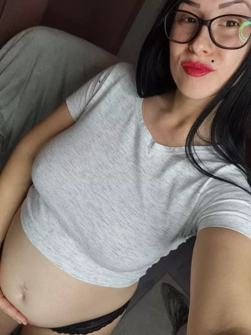 Love the way my belly looks in this crop😍 (pregnant almost 19 weeks)