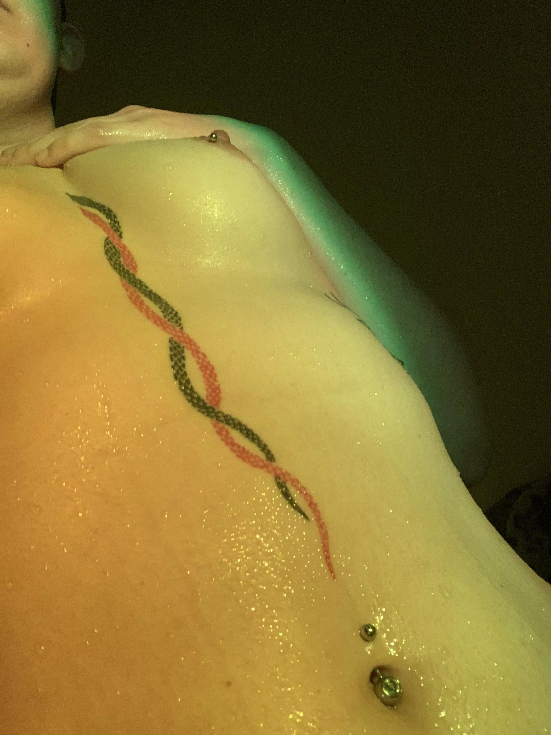 Love the way the water makes me glisten 😍