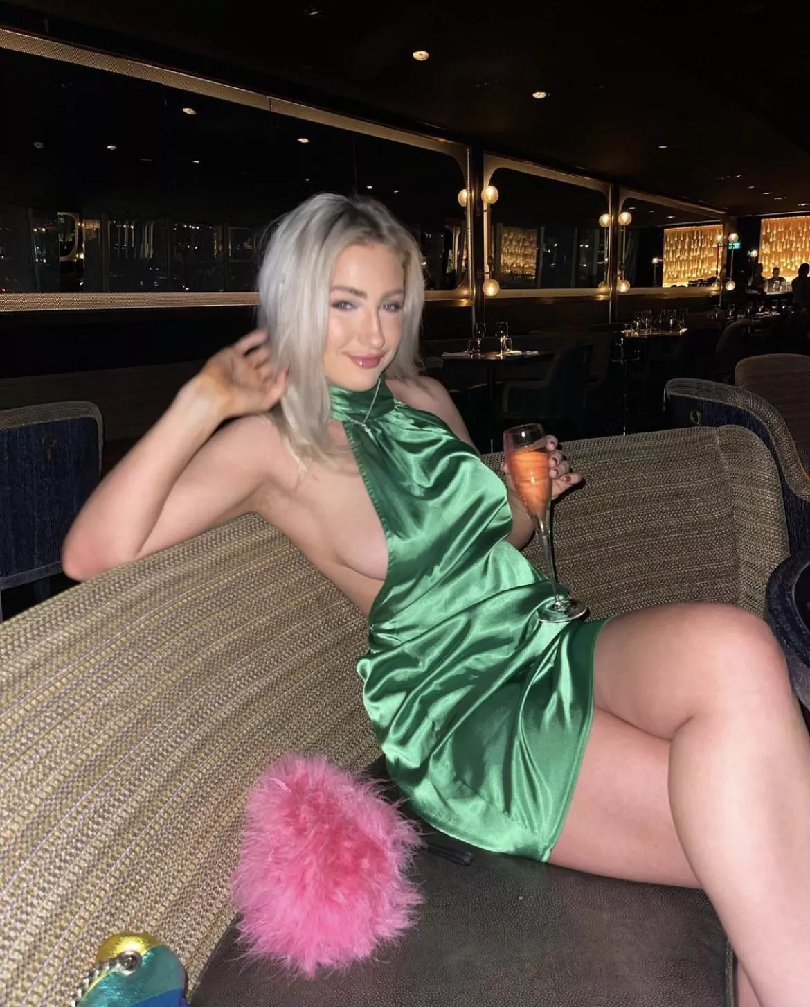 Lovely bit of sideboob Lovely bit of sideboob