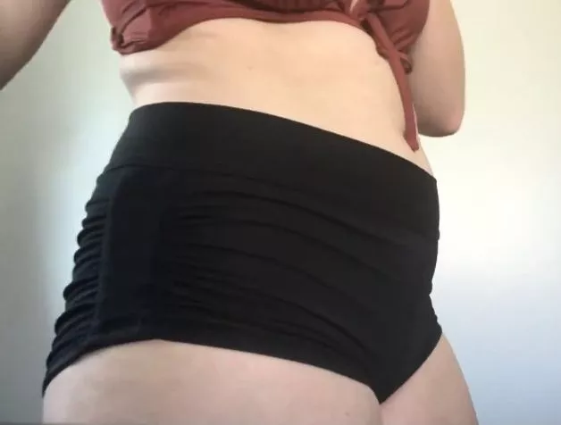 Loving how full and round my belly is getting.. 🤭