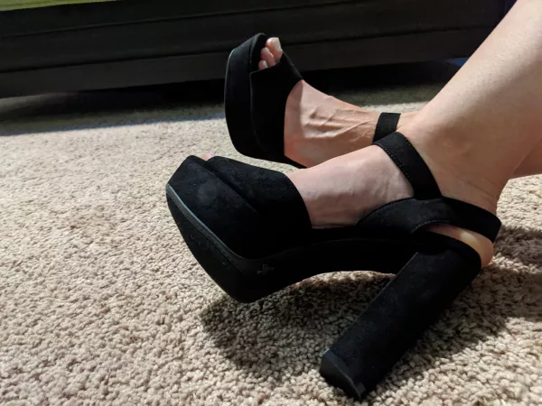 Loving my new heels β€οΈβ€οΈ