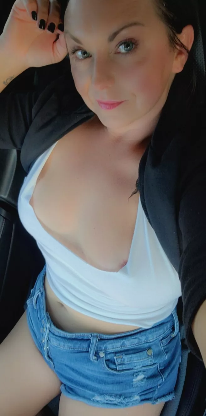 Low cut top and braless is the only way to shop 😋(f)