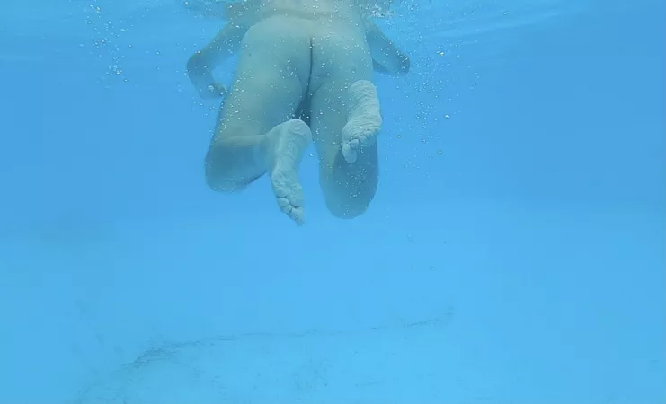 [M] 62 206 lb 5’9 Getting a Kick Out of the Pool