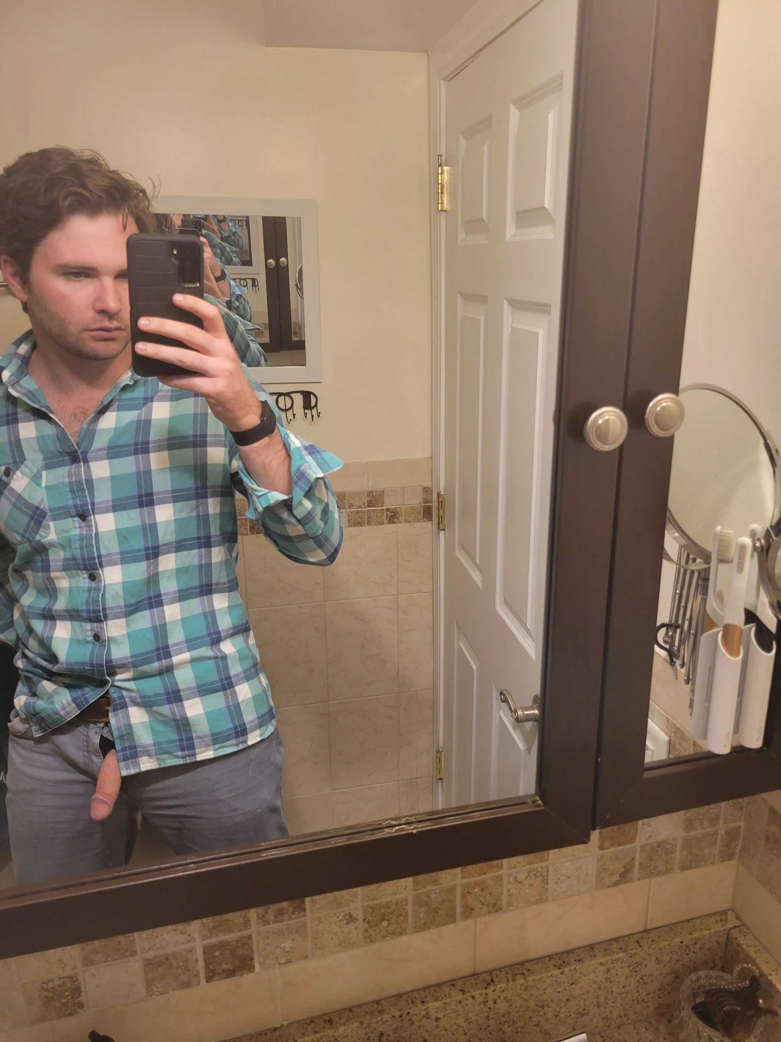 M 6'4 28 M 6'4 28
