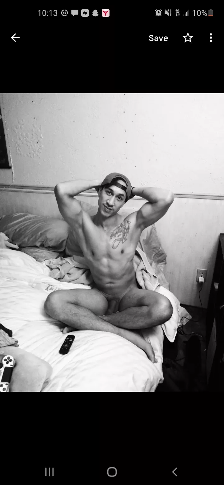 (M) Fiancee said she loved this pic I don't get it but hey whateves 😂