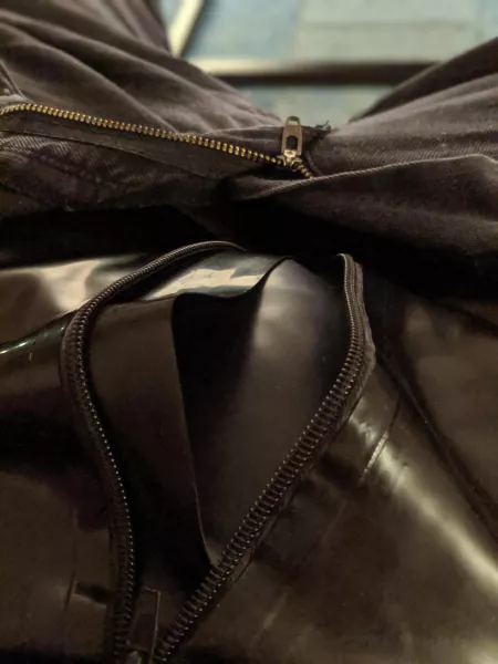 [M] Wearing two layers of Latex shorts ?