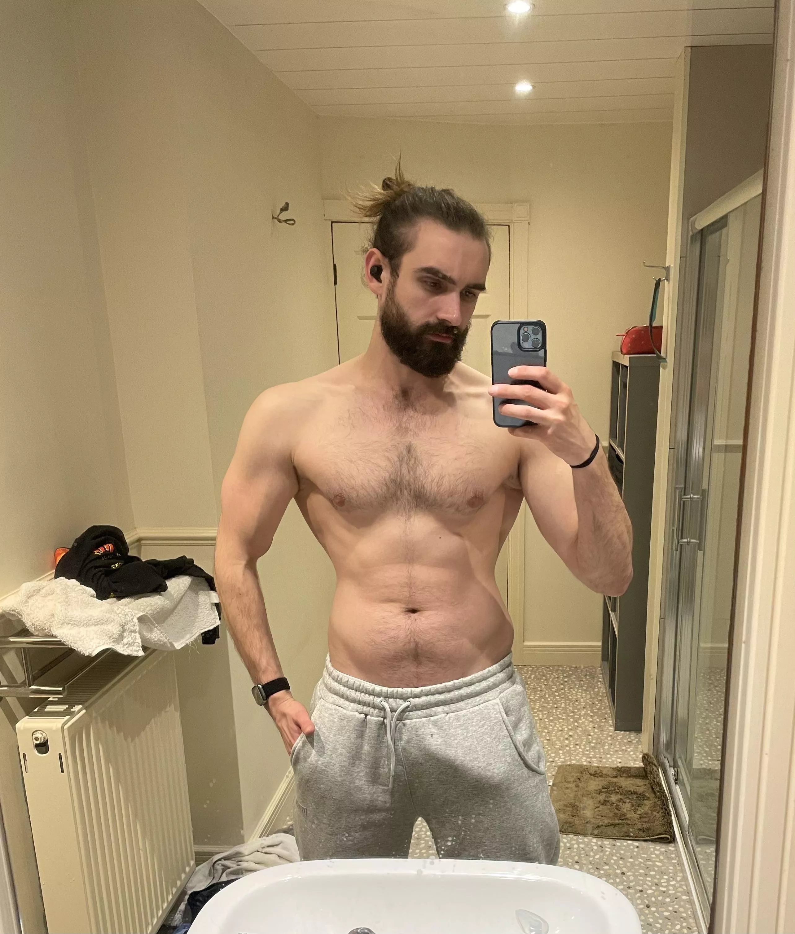 (M28) Friday night vibes (M28) Friday night vibes