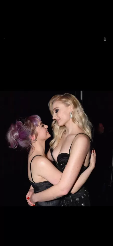 Maisie williams and sophie turner Maisie williams and sophie turner