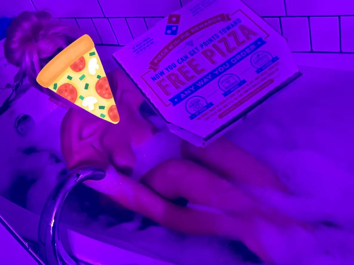 Make me 😂 , get me wet💦, feed my inner fat girl🍕