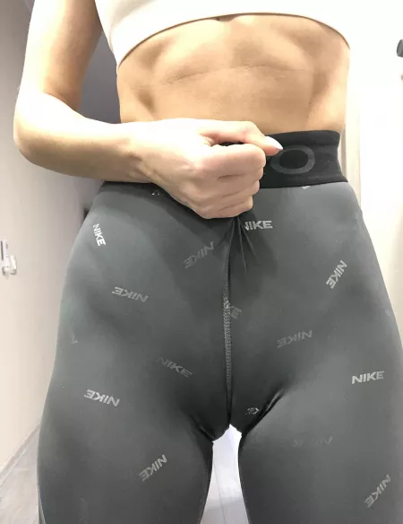 Make My Tight Leggings Cameltoe Wet? ๐ฆ