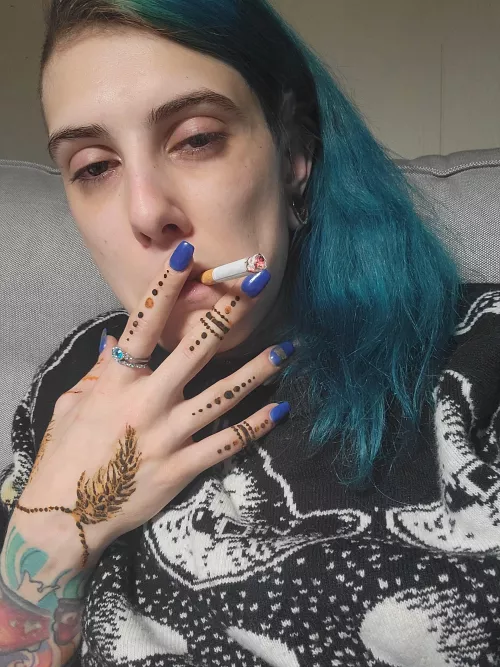 Makeup is too much work, sorry π anyway I did some henna today and chain smoked a lot. I almost went through a whole pack! Enjoy my deep drag! π¬