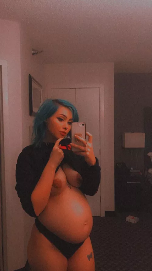 Making some new content this weekend🖤 feeling extremely beautiful this far alone🖤