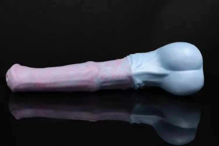 Managed to snag one of the 3 or so XL chances that dropped today! So excited! But under the description for color it just said “Rogue” is this the Pastel Vulpine con color?