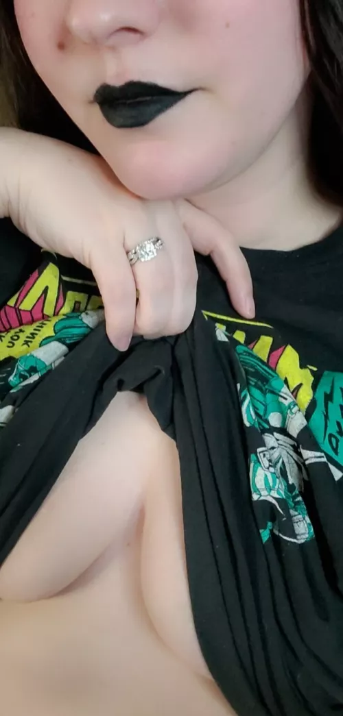 Married but still showing off 😘