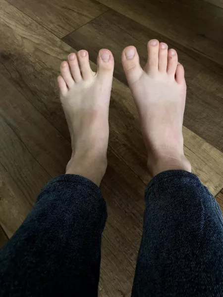 May I give you some footjob? Wouldn’t you mind this?❤️ May I give you some footjob? Wouldn’t you mind this?❤️