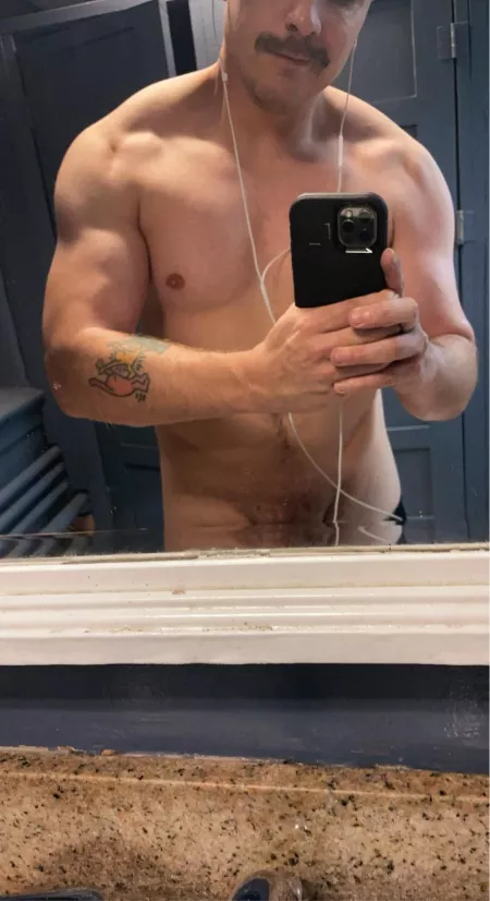 (M)aybe I should put a shirt back on π