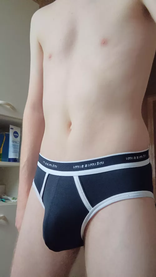 Maybe someday i'll do a bulge pic while being hard ? it could looks good ?