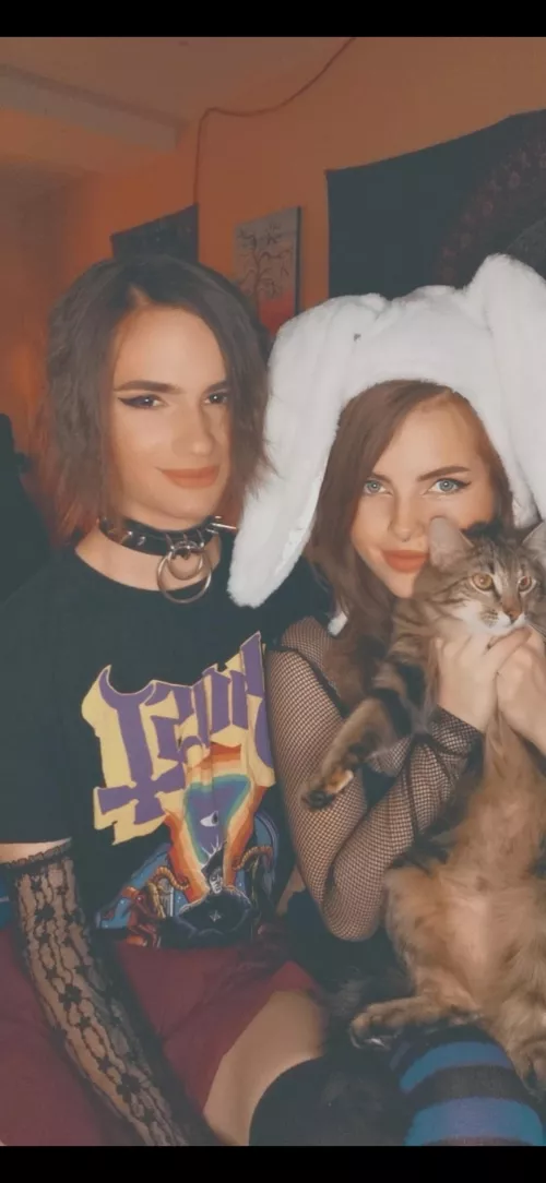 Me and my gf chilling with her cat Bingy. My gfs Reddit is gonna be in the comments, give her a follow too!