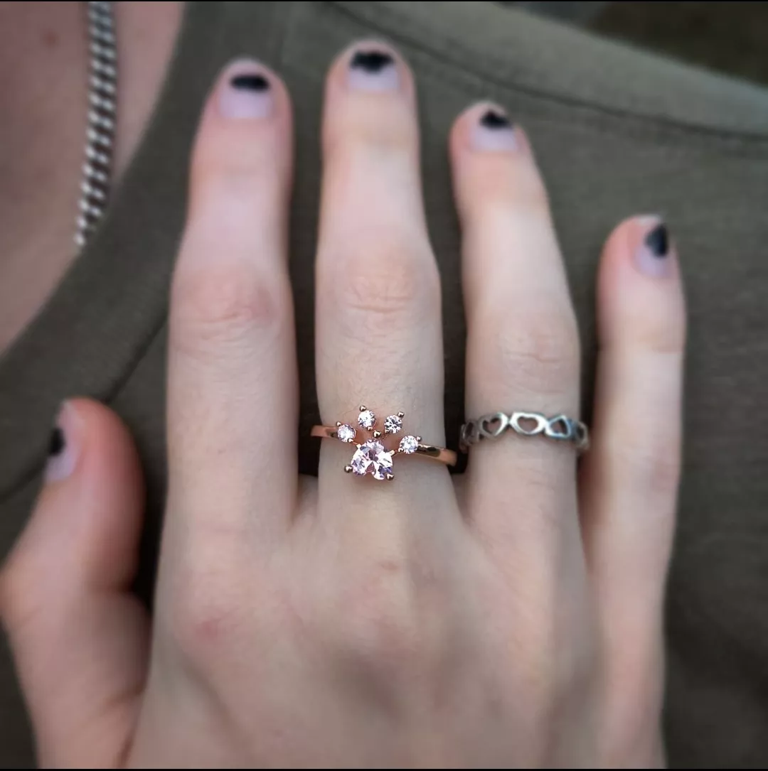 Me and Sir had our 5 year anniversary on December 27th, and he got me a kitten paw print ring 😻 I'm obsessed with it!