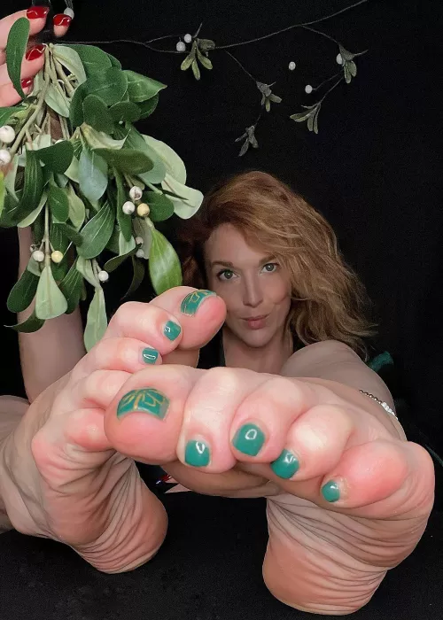 Me and these Mistletoes need some attention 👄🎄