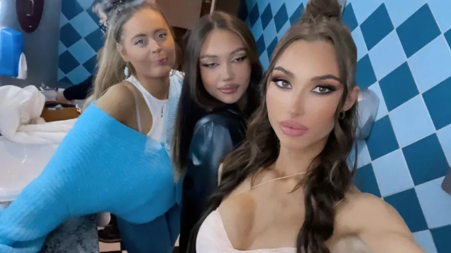 Me (right) and the girls ππ½