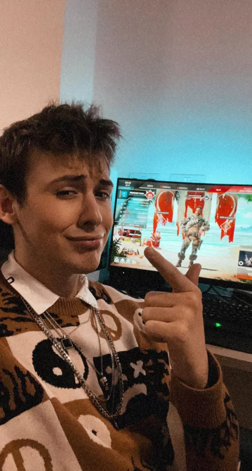 Me too awkward to play w strangers so I just sit on the home screen for no reason 🥵