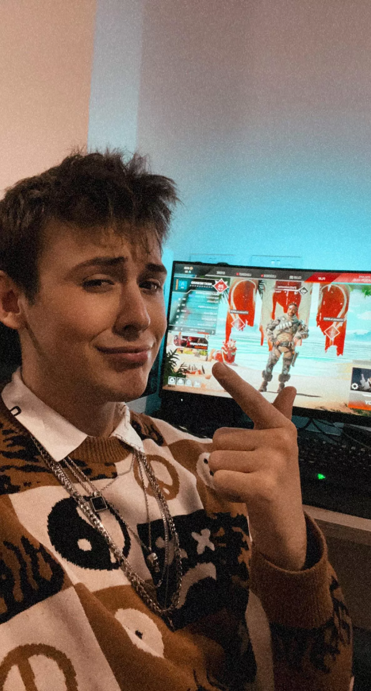 Me too awkward to play w strangers so I just sit on the home screen for no reason 🥵