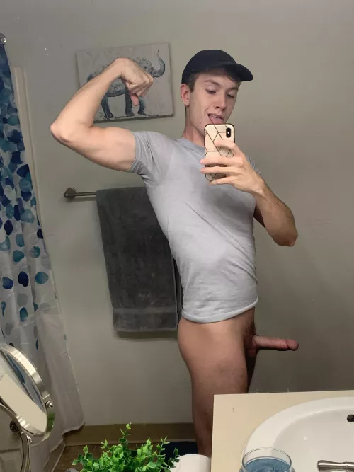 Meet me in the bathroom 😏 [21]