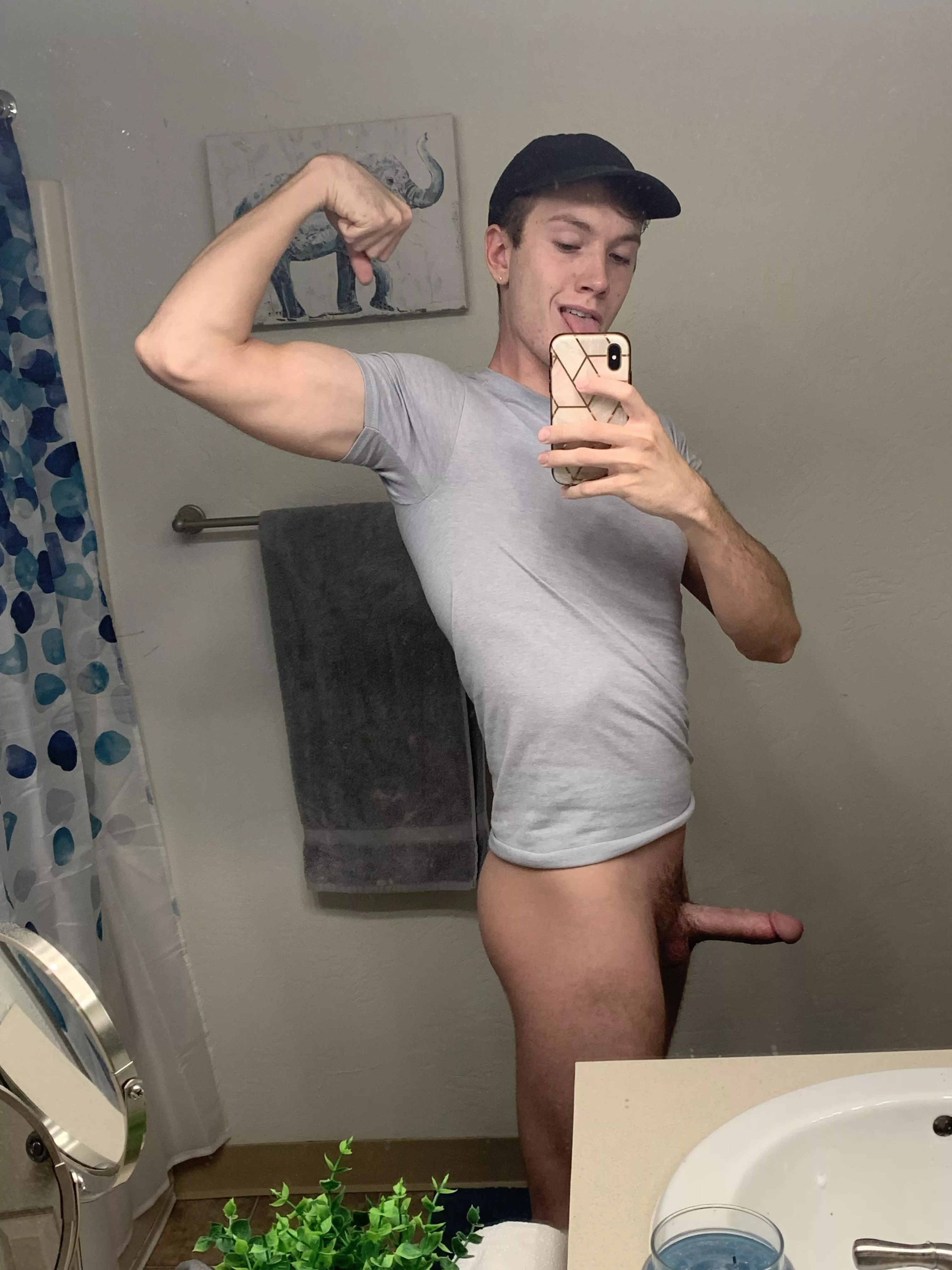 Meet me in the bathroom 😏