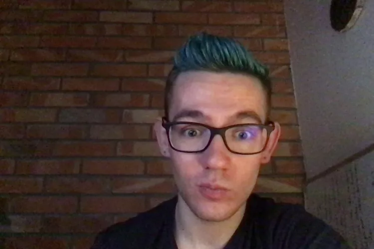 Meh, adhd wins over work so I took a silly selfie 🙈