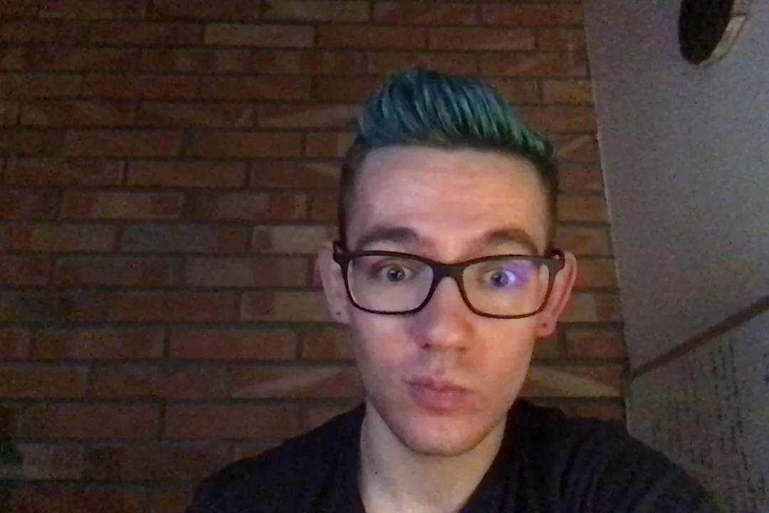 Meh, adhd wins over work so I took a silly selfie 🙈