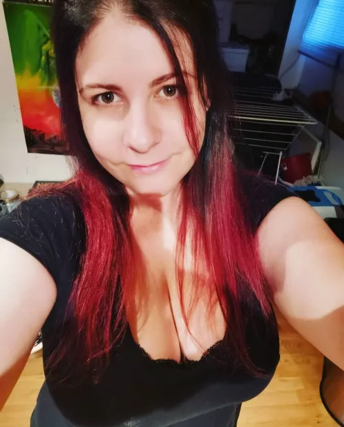 Melissa's massive H cups barely fit in her own selfie Melissa's massive H cups barely fit in her own selfie