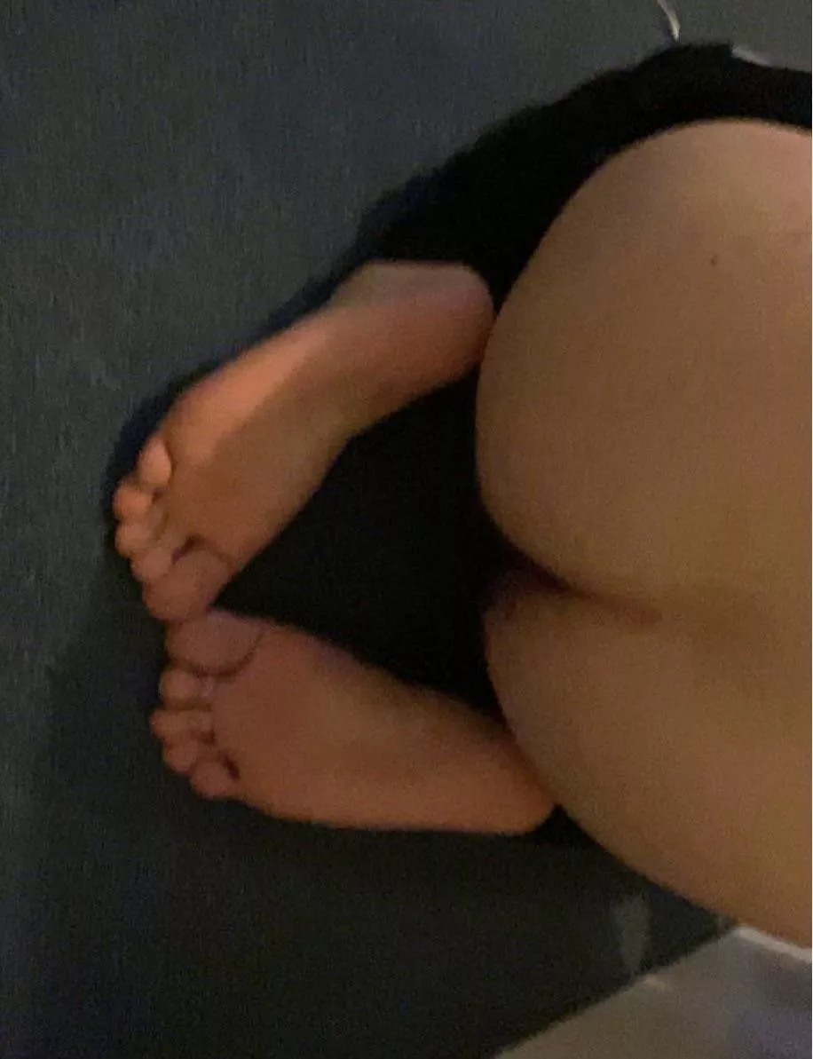 Message me for feet pics (my own) Message me for feet pics (my own)