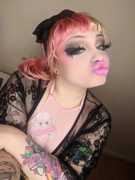 Messy pink lipstick! Messy pink lipstick!