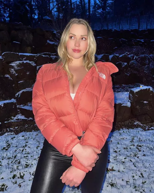 Mia in the snow