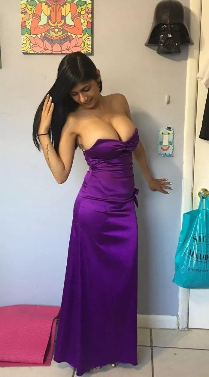 Mia Khalifa’s tits spilling out of this dress has my cock so fucking hard Mia Khalifa’s tits spilling out of this dress has my cock so fucking hard