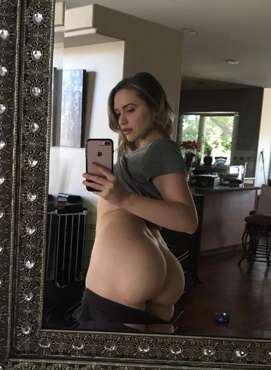 Mia sends you this while youโre at workโฆwhat do you do? ๐๐ Mia sends you this while youโre at workโฆwhat do you do? ๐๐