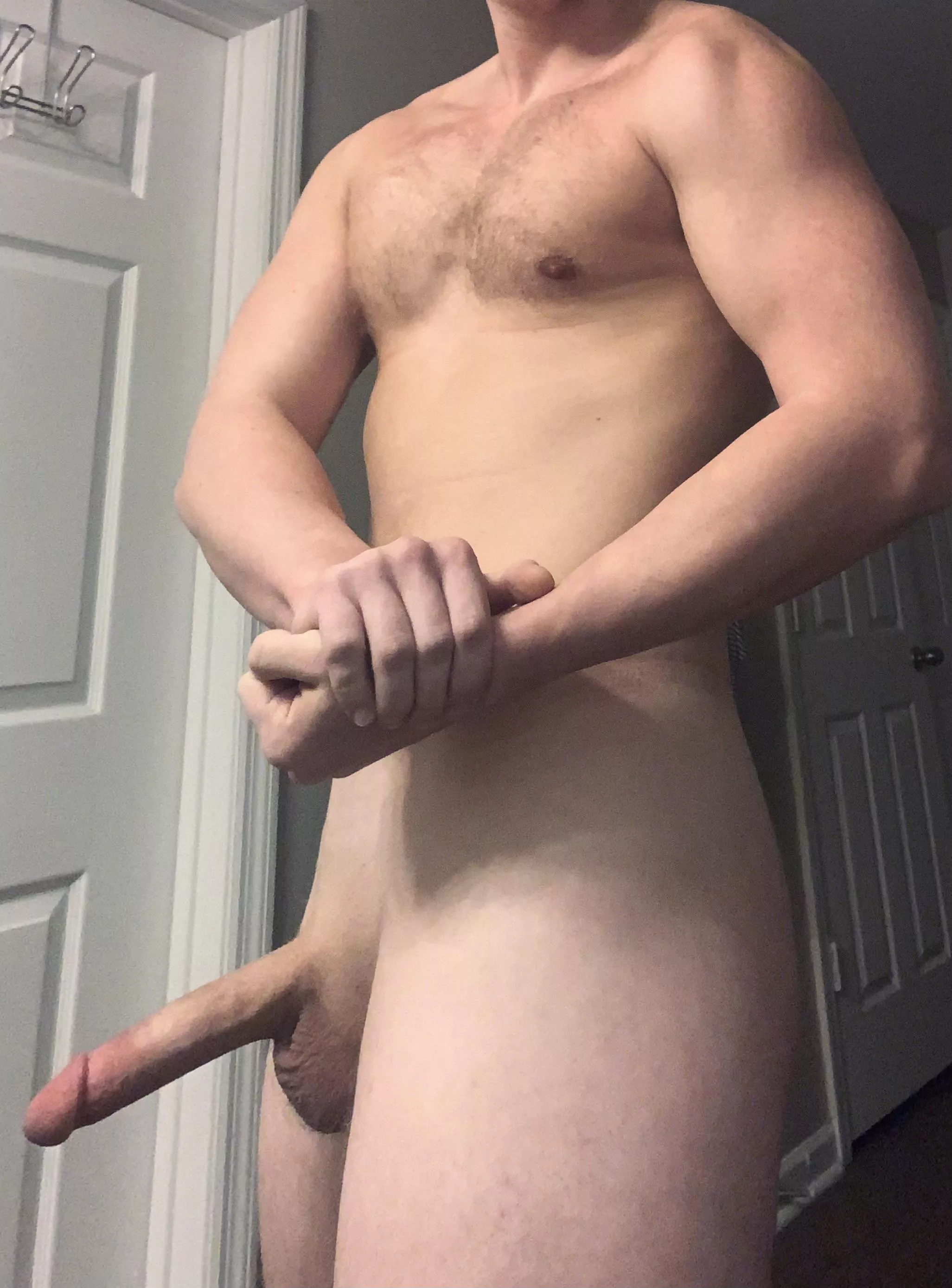 (M)ight have worked out my arms today, can you tell? (M)ight have worked out my arms today, can you tell?