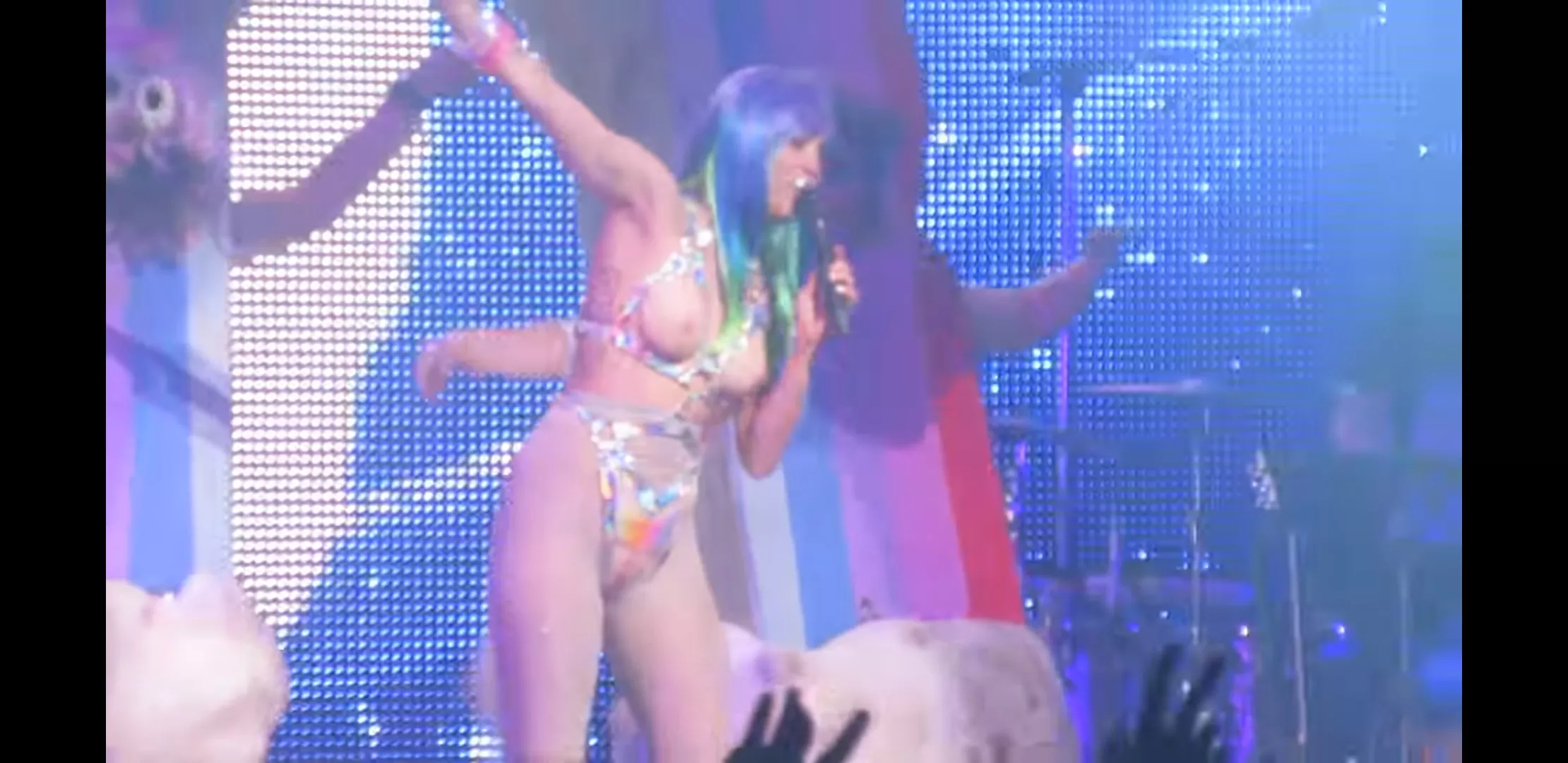 Miley being Miley.... Link in comments.... Miley being Miley.... Link in comments....