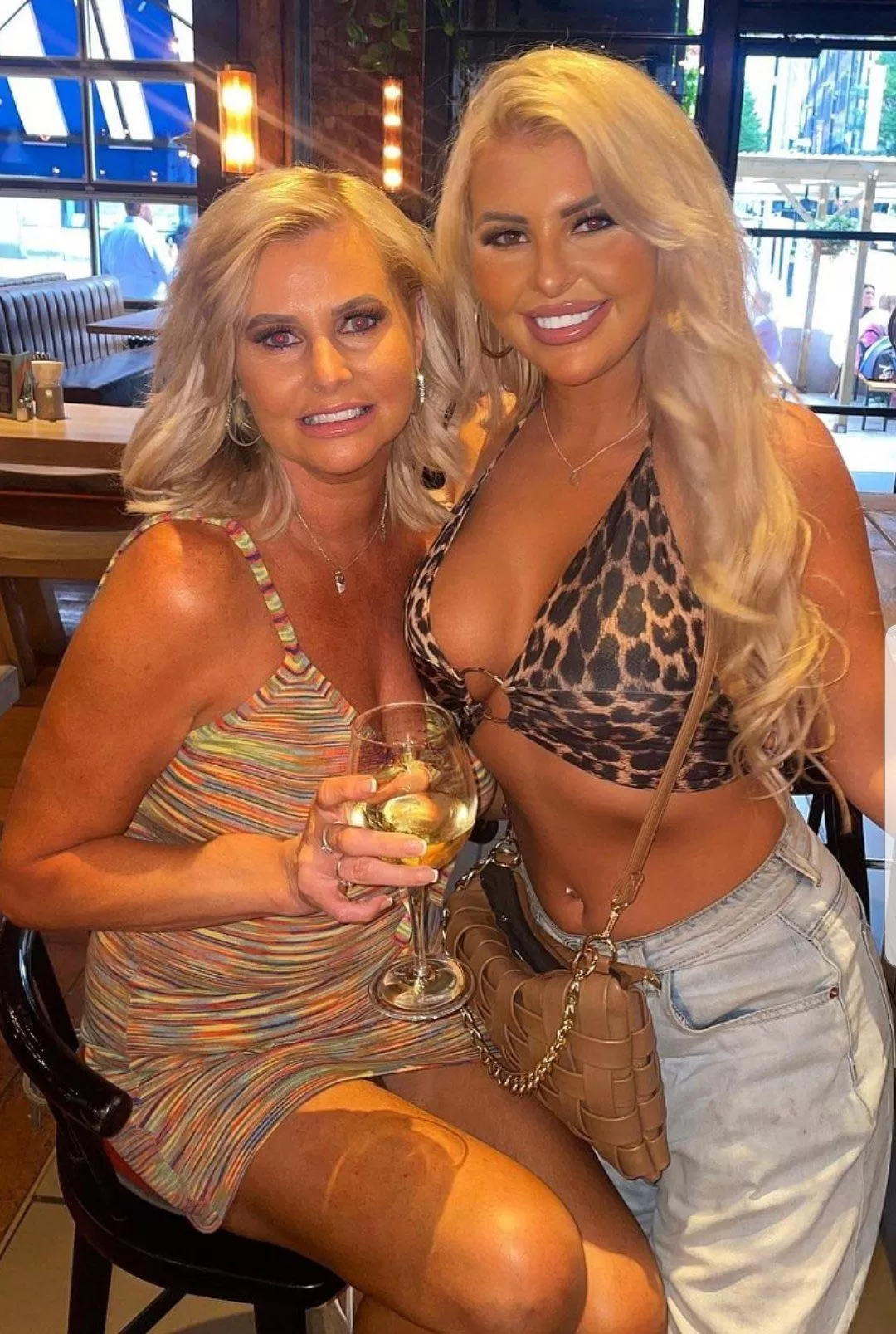 Milf and daughter 🥵 Milf and daughter 🥵