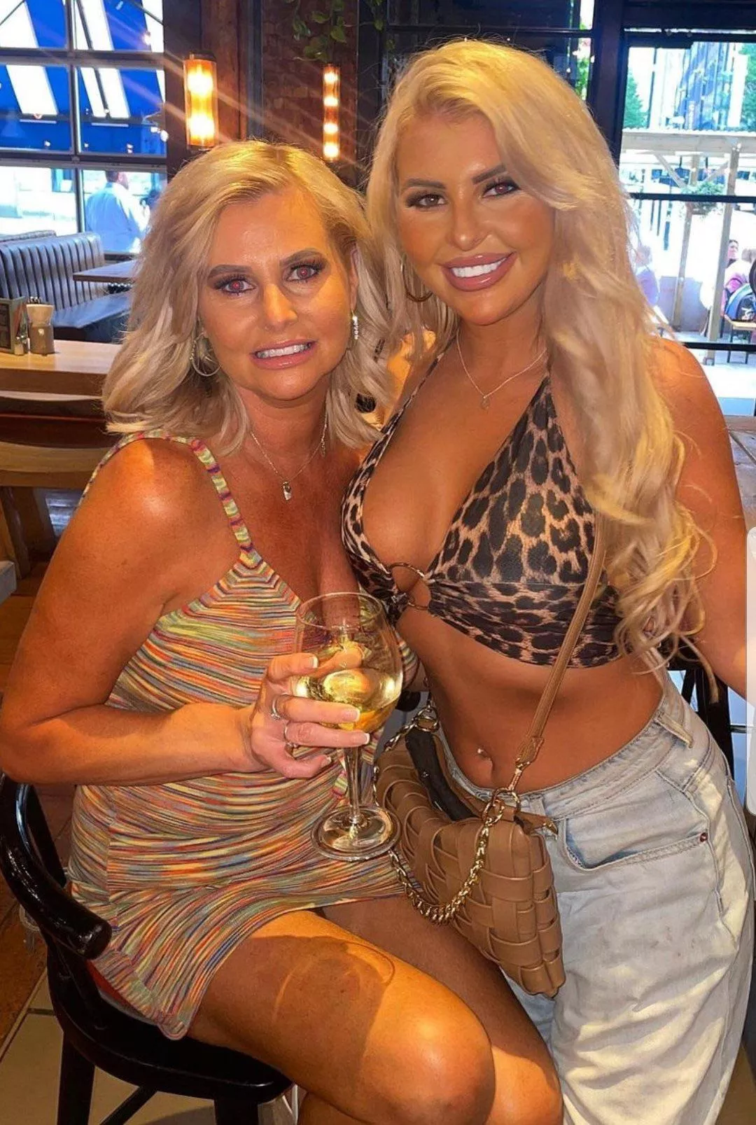 Milf and daughter 🥵 Milf and daughter 🥵