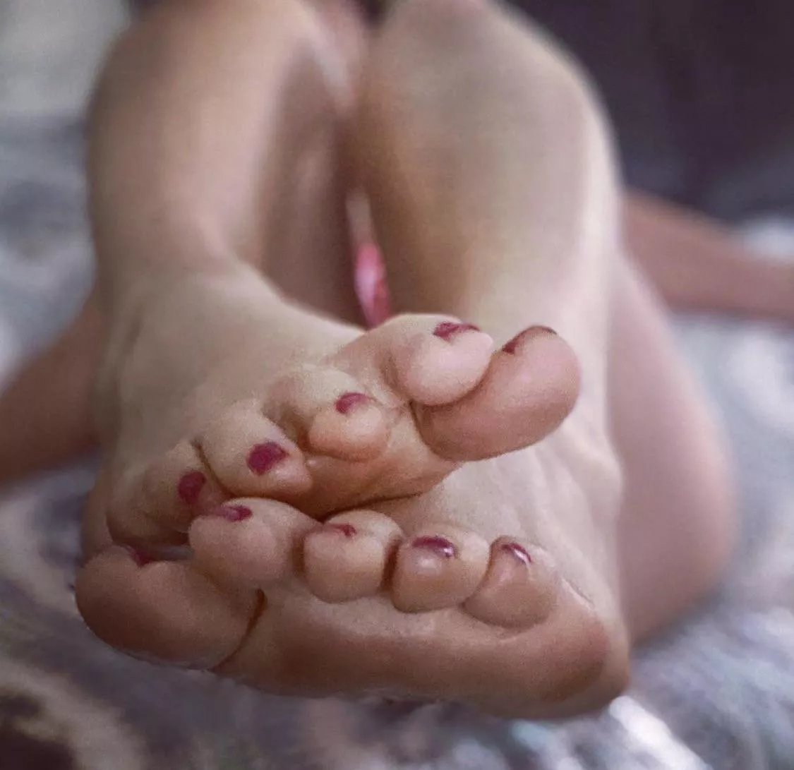 Milfy 54yo feet (f) Milfy 54yo feet (f)