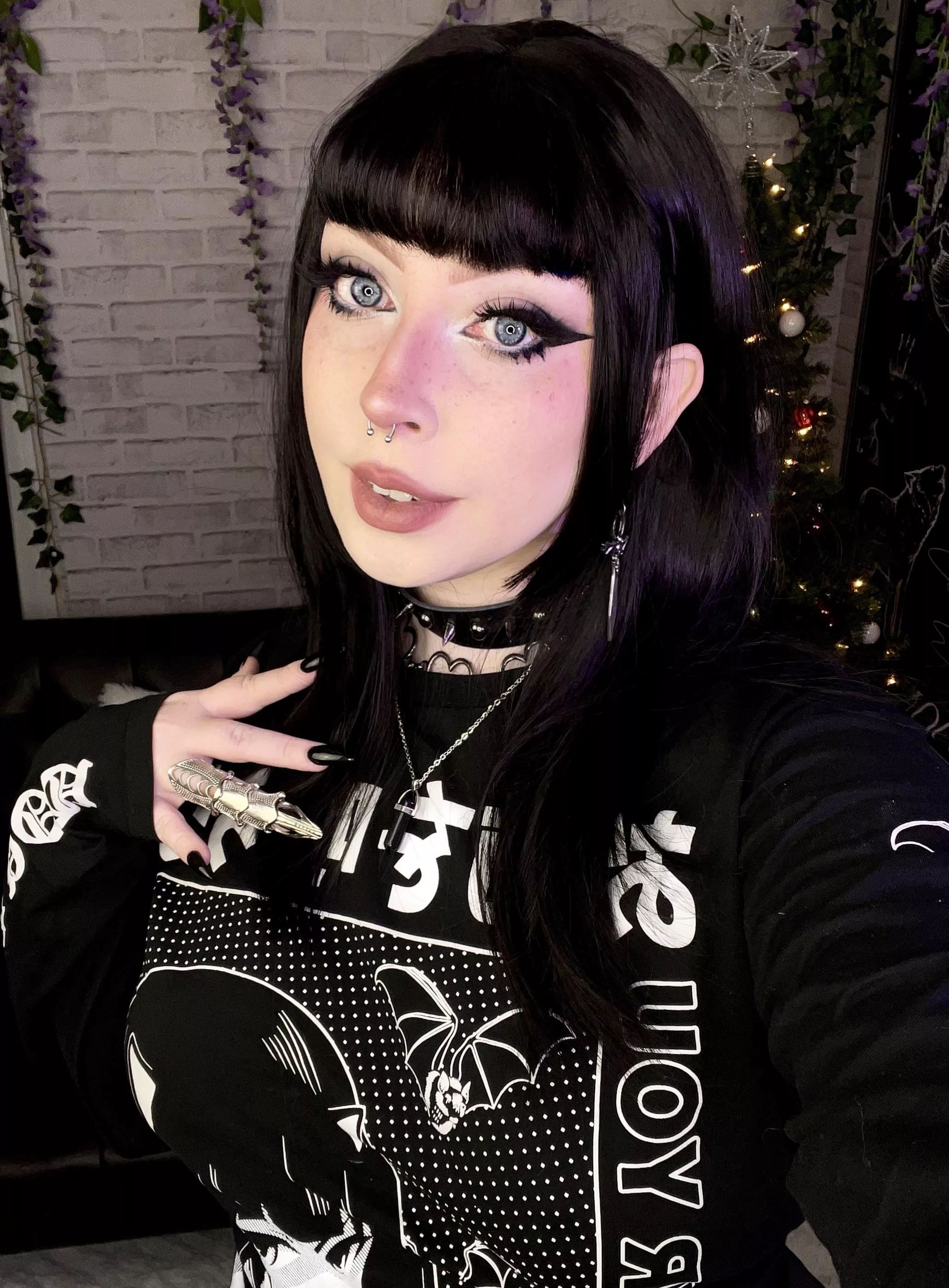 Mind if I just share a cute fully clothed selfie here? 🖤