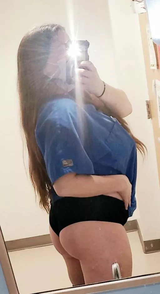 Mirror booty pics while on break are my favorite 💋